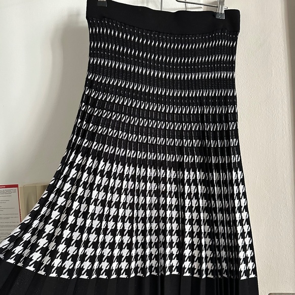 Banana Republic black and white plisse houndstooth midi skirt Sz M - Picture 1 of 5